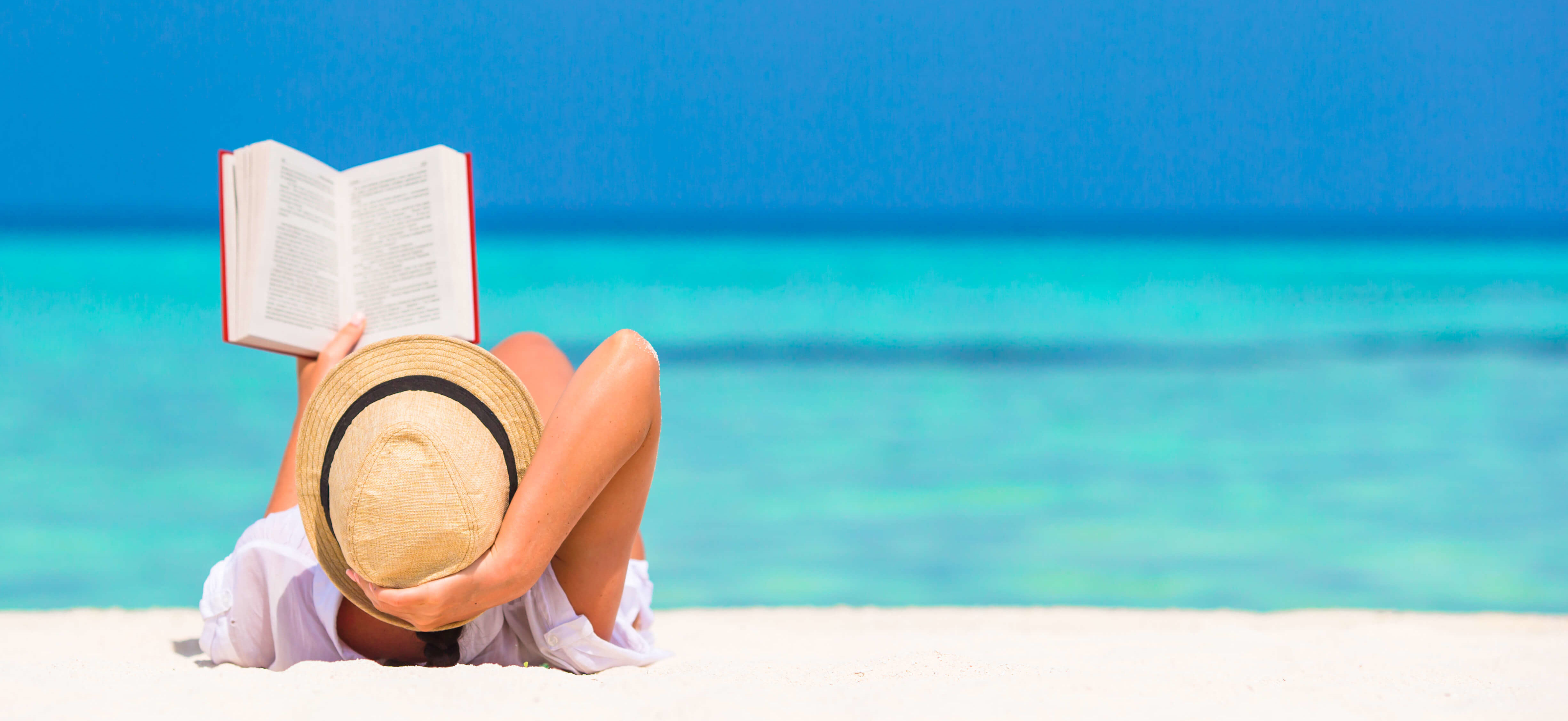 Расслабиться книга. Чтение на пляже. Девушка на пляже с книжкой. Отпуск с книгой. Девушка на шезлонге с книгой.